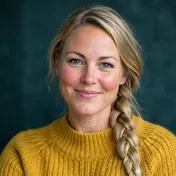 Kvinne med blond flette i gul strikkegenser